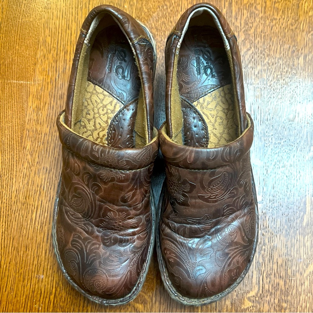 BOC Born Concept Women’s Peggy Brown Tooled Leather Clogs Comfort Shoes, size 8